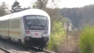 Intercity gezogen von 2 BR 218 am Haltepunkt Weingarten/Berg ( Zugdurchfahrt )
