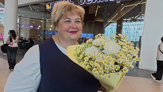  Мой муж дарит цветы для своей звезды. Праздник  в честь пятилетия  торгового центра. Вкусный ужин.