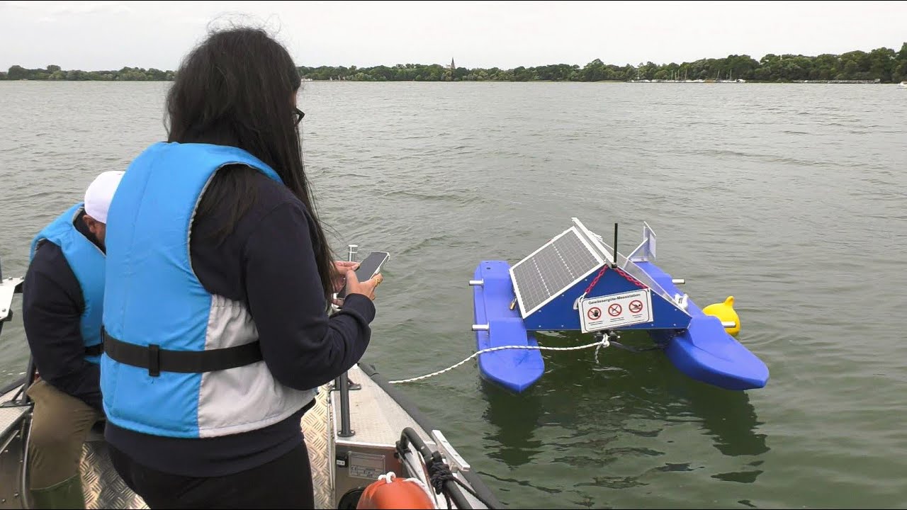 Gewässergüte-Messstation schwimmt auf dem Tollensesee