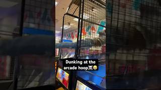 This kid somehow does a dunk at a Chuck E. Cheese basketball hoop😭😭😭