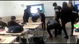 Liseliler Iş Başında Sürekli Dönerek Topa Vurma