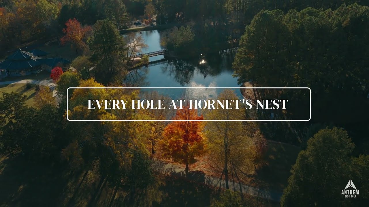 Каждая лунка на поле для диск-гольфа Hornets Nest — видео с полётом дрона над лункой