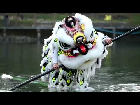 Impressive!Lion dance on the bamboo drifting in Hechi college.