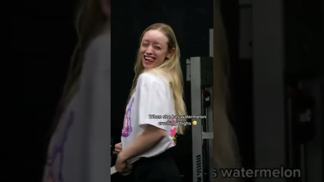 Beautiful Muscle Girl Flexing Muscle 😍 Fbb flex Quads 