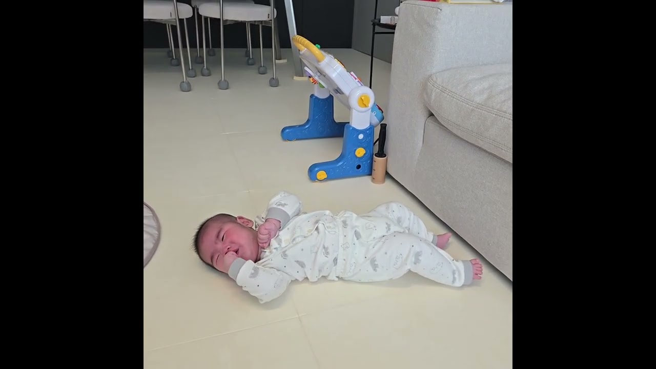 112일된  아가  울지  말고   다시 해보자~♡