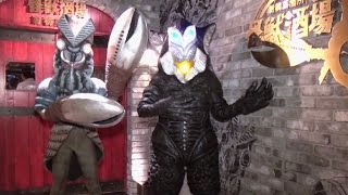 怪獣たちが夜な夜な憂さ晴らし！「怪獣酒場」新店オープンにバルタン星人駆けつける