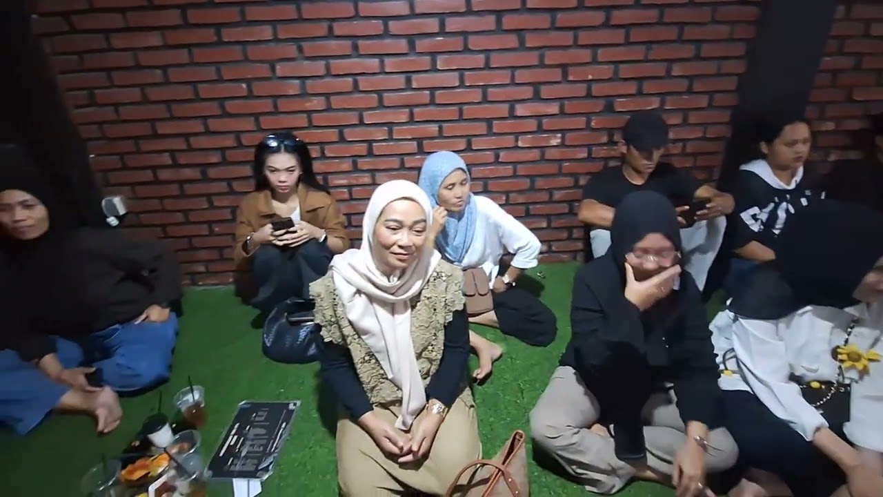 Papajarnya dangdutan ala edie production di angkringan teh ita