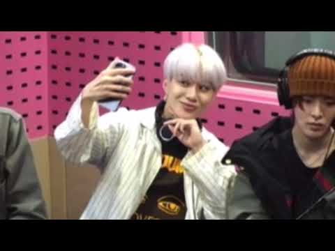 [NCT 정우] 셀카 찍다 들킨 강아지