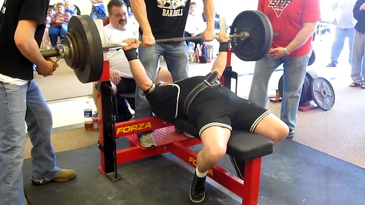 Steve Lamneck - 425 pound bench press at the SPF G...