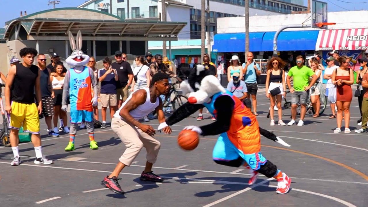 Баскетбол 2 на 2 между Багзом Банни и Сильвестром на Венис-Бич [Space Jam IRL]