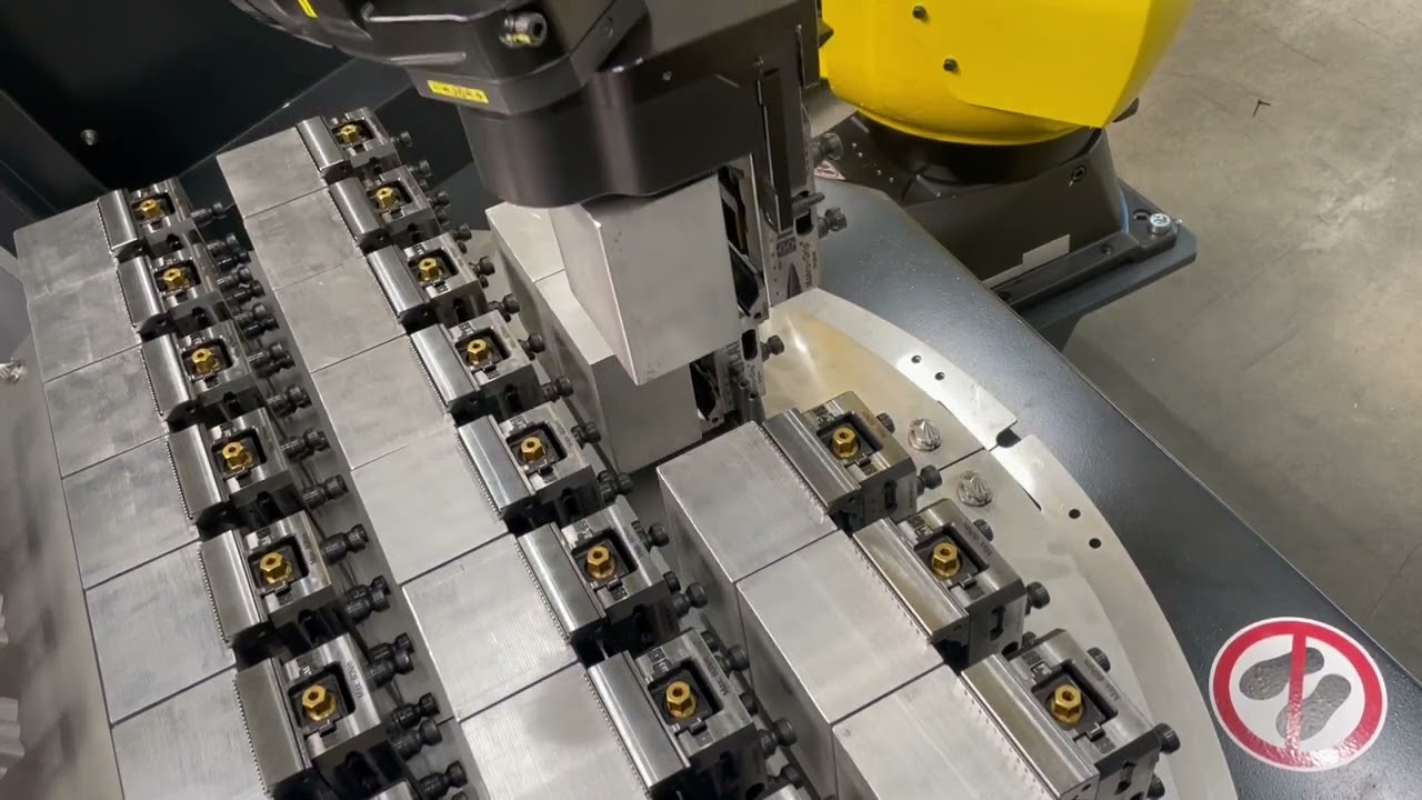Chargement automatique des étaux LANG Technik MakroGrip® 5 axes sur un système de serrage point zéro