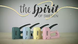 Rapid R13 Handtacker - the Spirit of Sweden
Entdecken Sie unseren großartigen Tacker R13 - der perfekte Partner bei der Umsetzung Ihrer kreativen Ideen! Hergestellt aus beeindruckenden 90 % recyceltem Kunststoff, der aus alten Kühlschränken stammt, ist dieses Werkzeug nicht nur praktisch, sondern auch eine umweltbewusste Wahl.
Wir sind stolz darauf, dass es in unserer Heimatstadt Hestra in Schweden hergestellt wird - ein Symbol für hohe Qualität und Zuverlässigkeit. Von ihnen haben wir uns zu dem schönen grünen Farbton inspirieren lassen. Im Einklang mit den neuesten Trends in der Inneneinrichtung wird dieser Tacker zu einer schicken und funktionellen Ergänzung Ihres Arbeitsbereichs. Unser Tacker wurde mit Sorgfalt entwickelt und auf Ihre Bedürfnisse zugeschnitten.
Er ist leicht, einfach zu handhaben und ideal zum Polstern von Möbeln, für Dekorationsarbeiten mit verschiedenen Stoffen und Geweben oder zum Befestigen von Wandbespannungen, Plakaten oder Leder.
https://bit.ly/4aAqteI Rapid R13 Handtacker - the Spirit of Sweden