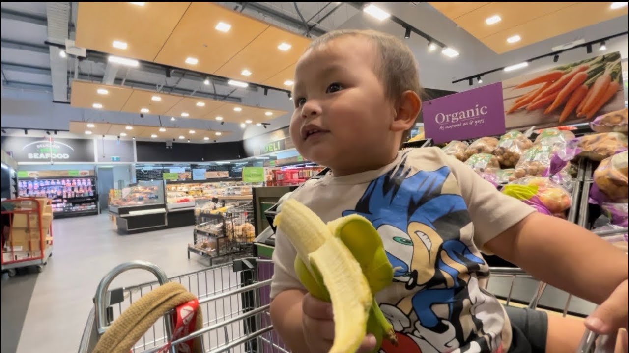 Ke asian supermarket dan juga ke Woolworth’s beli ice cream