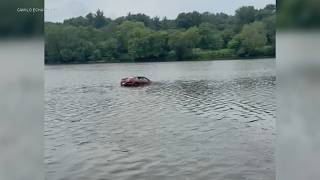 TERRIFYING PLUNGE: Bystanders rescue trapped driver after car plunges into Schuylkill River