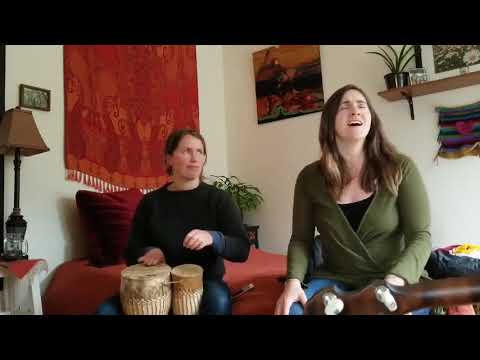 حد الفنانين الأمازيغ قام بتلقين أغنية أحمد أمنتاك لأجنبيتان 