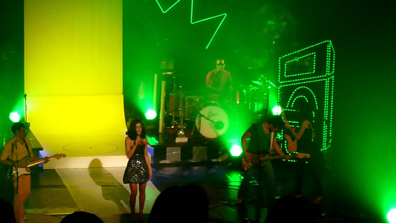 Jenifer - Je danse (Folies bergère 19.11.2011)