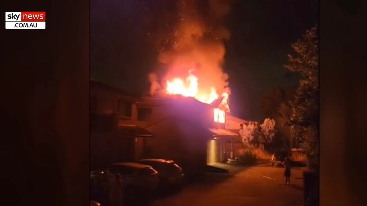 Crews battle blaze at Sydney townhouse - YouTube