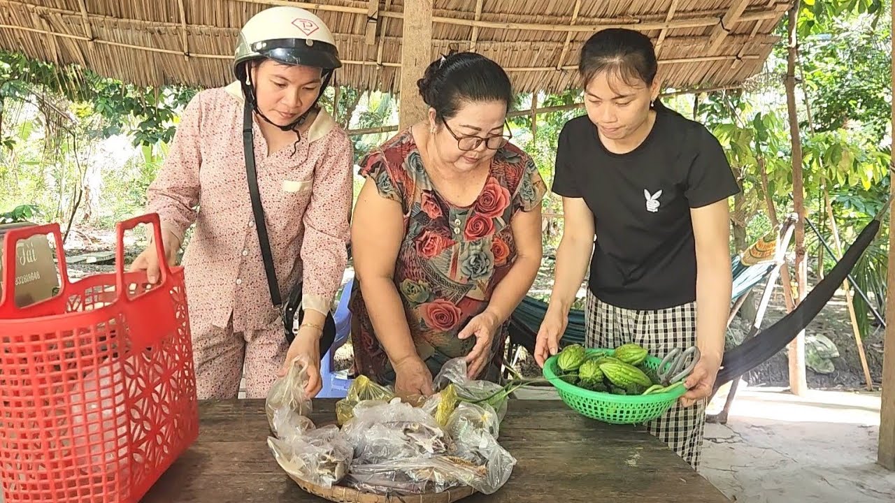 Ra Vườn Thu Hoạch Khổ Qua Rô Trùng Dịp Con Dâu Mua Về Một Bịt Cá Thác Lác | TKQ & Family T2053