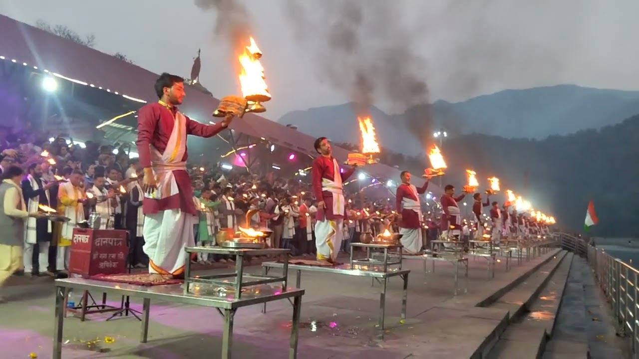 Rishikesh Maa Ganga Ke Tat per Aarti ka Anand Le bahut lajawab Ganga Ki Aarti bahut Naseeb Walon Ko