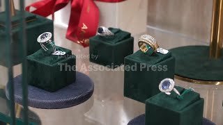 Expert at Rome's oldest jewellery store gives his take on Taylor Swift's engagement ring screenshot 4