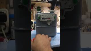 Как остановить счетчик газа SAMGAS.Gas meter Italy under the panel Как остановить счетчик газа SAMGAS.Gas meter Italy under the panel