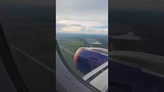 посадка самолета в аэропорту Кольцово, г. Екатеринбург, 11.06.2022.