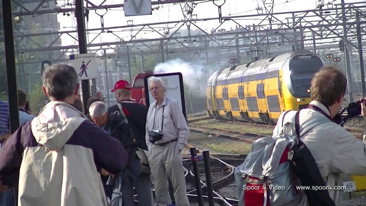 Vertrek Mat'54 386 en Mat'46 273 van Station Amsterdam Centraal