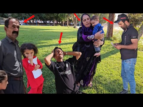 A nomadic woman wanders with her children in the city and parks, hoping to find news of Ali.