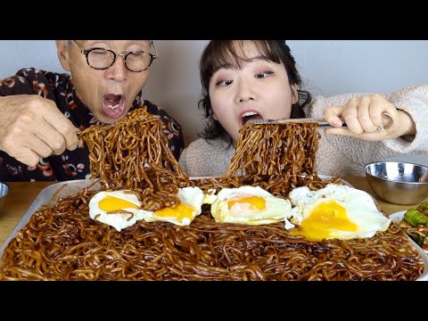 할아버지랑 짜파게티 5봉지 반숙 달걀후라이 먹방~!!💛후식은 딸기 탕후루🍓