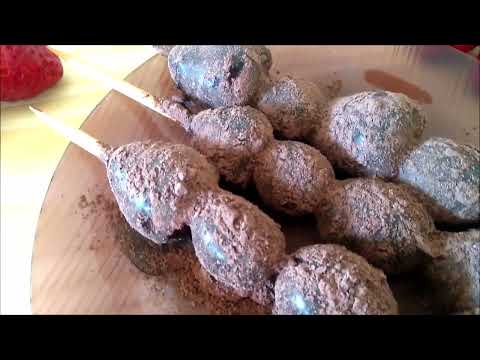 Espetinho de fruta com chocolate simples e saboroso
