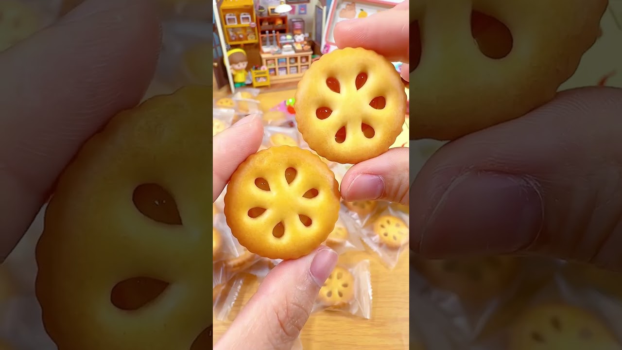 Biscuit tastes crisp and fragrant, mixed with thick jam, so delicious that it’s fried 