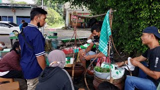 SELLING ICE DAWET UNDER THE BANIN TREES, IT'S NOT OPEN, BUYERS ARE ALREADY queuing up