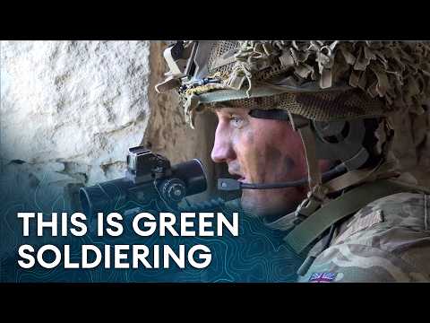 Les grenadiers de la Garde troquent leurs tuniques de cérémonie et leurs bonnets à poil pour s'en...