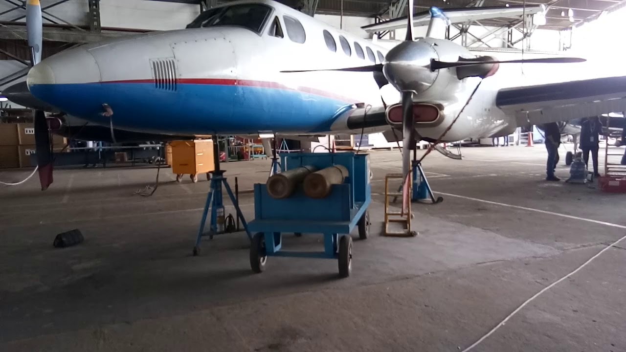King Air 350 landing Gear. YouTube
