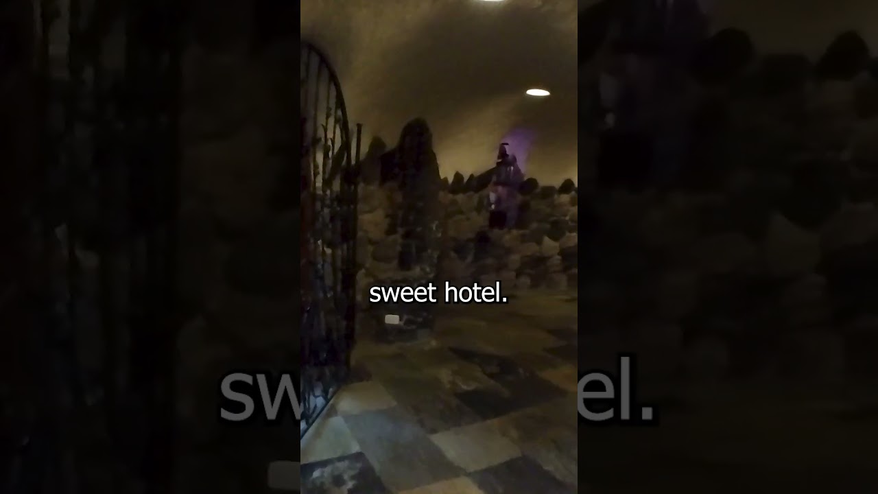 Old-style hotel in Ecuador's mountain town 🇪🇨 