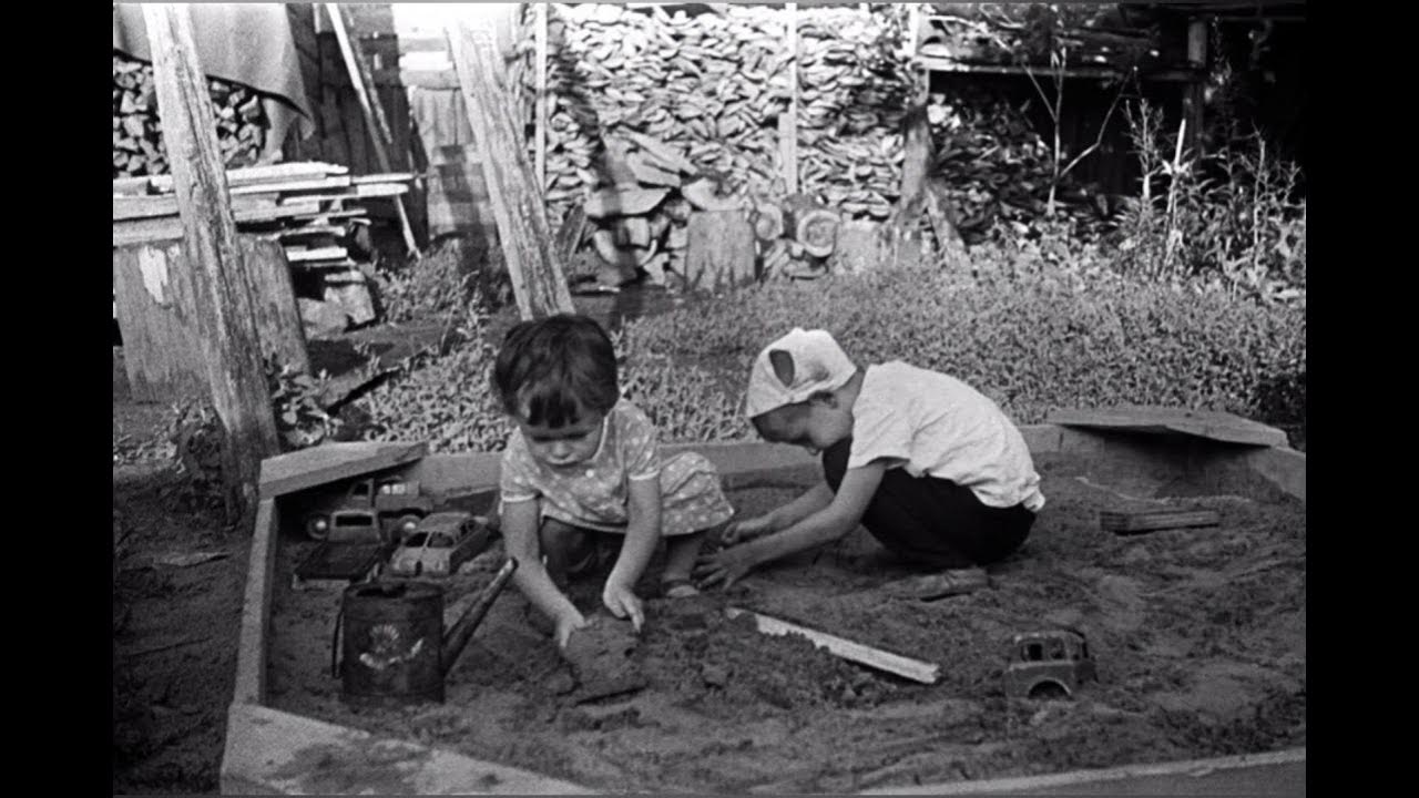 Счастливые советские дети. Они из детства моего. Деревянный самокат на подшипниках из детства. Веселое детство. Советские детские самокаты.