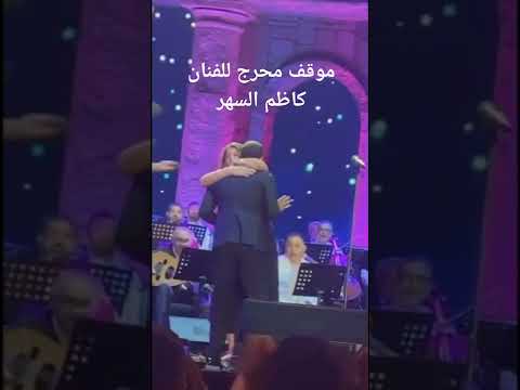 امرأة تحرج القصير على خشبة المسرح