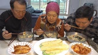 비 오는 날 해 먹은 [[수제비와 배추전]] 요리&먹방!! - Mukbang eating show