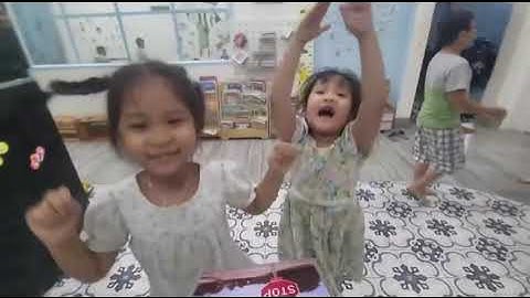 Tiếng Anh Giao Tiếp Thiếu Nhi Tại Phan Thiết: Linda and Sophia talking about Direction