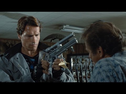 Терминатор покупает оружие в оружейном магазине. Терминатор. 1984