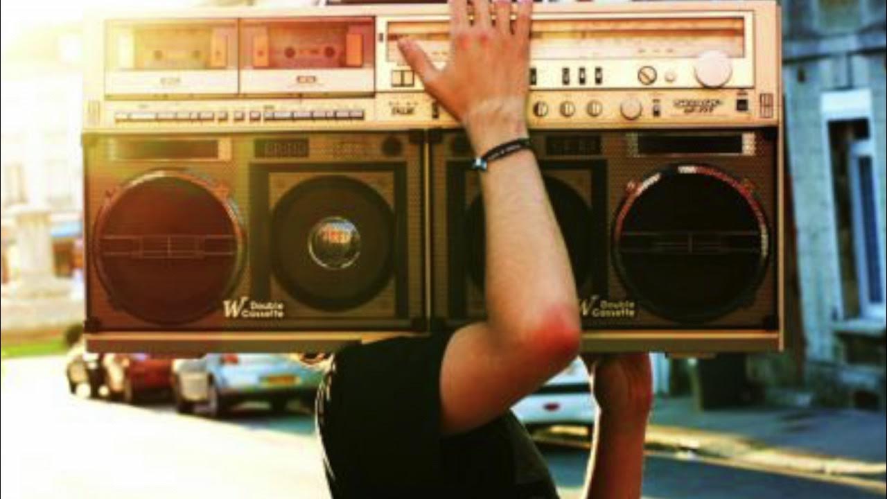 Бумбокс под ipod. Lethal company заставка. Человек с бумбоксом. Lethal company бумбокс музыка. Lethal company бумбокс музыка.