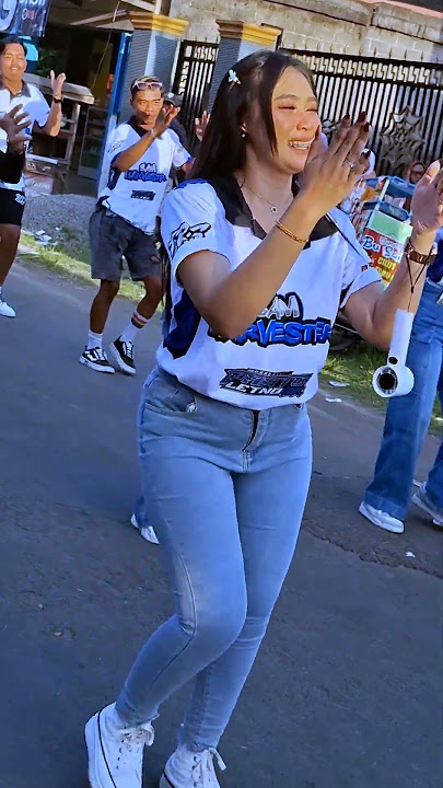 Gadis cantik joget karnaval DJ TABOLA BALE