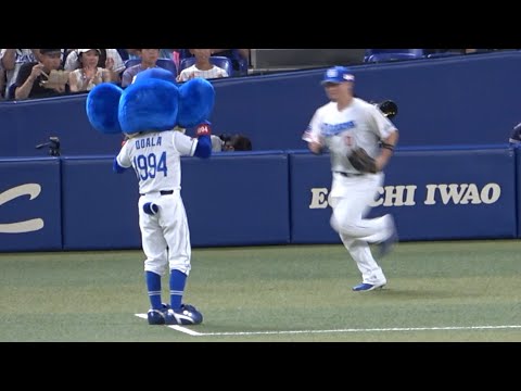 ドアラを見つめてうんうん頷きながら試合へ向かう細川 (2023/09/17)