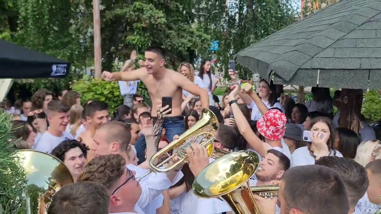 Užički maturanti uz trubače proslavljaju završetak školovanja