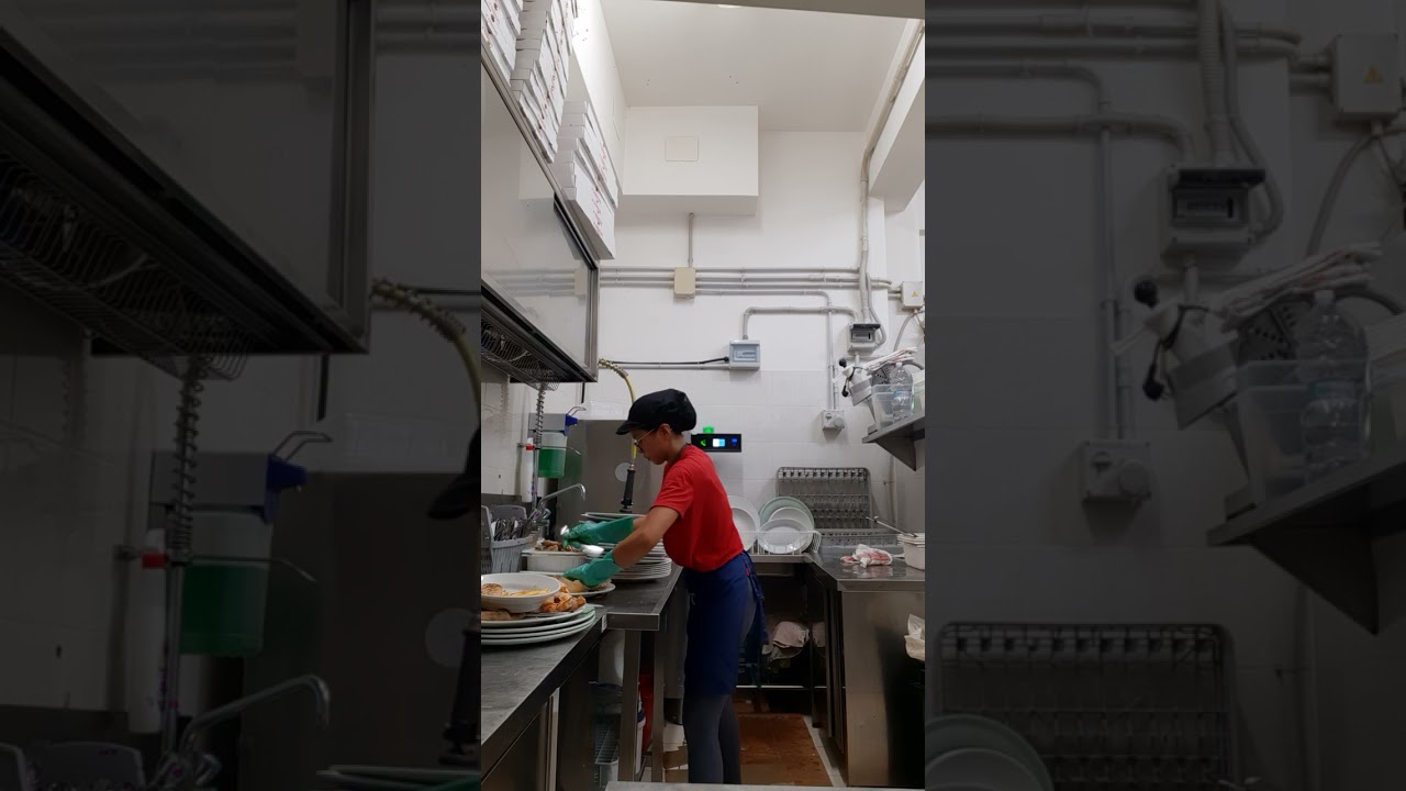 #dishwasher #lavapiatti #work  da sola #fyp #italy 