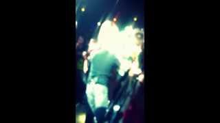 Rihanna diamonds world tour- grabs the Portuguese flag and touch the fans (Ruistter)