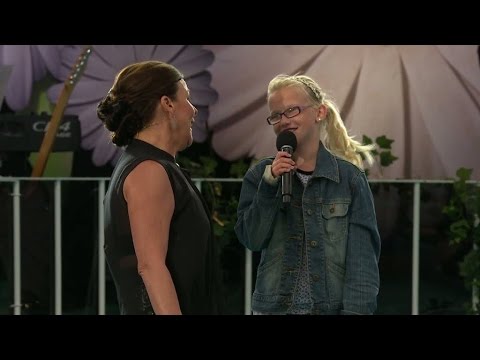 Lilla Lovisa får chansen att sjunga inför hela Liseberg när Lotta Engberg plockar upp henne på scen