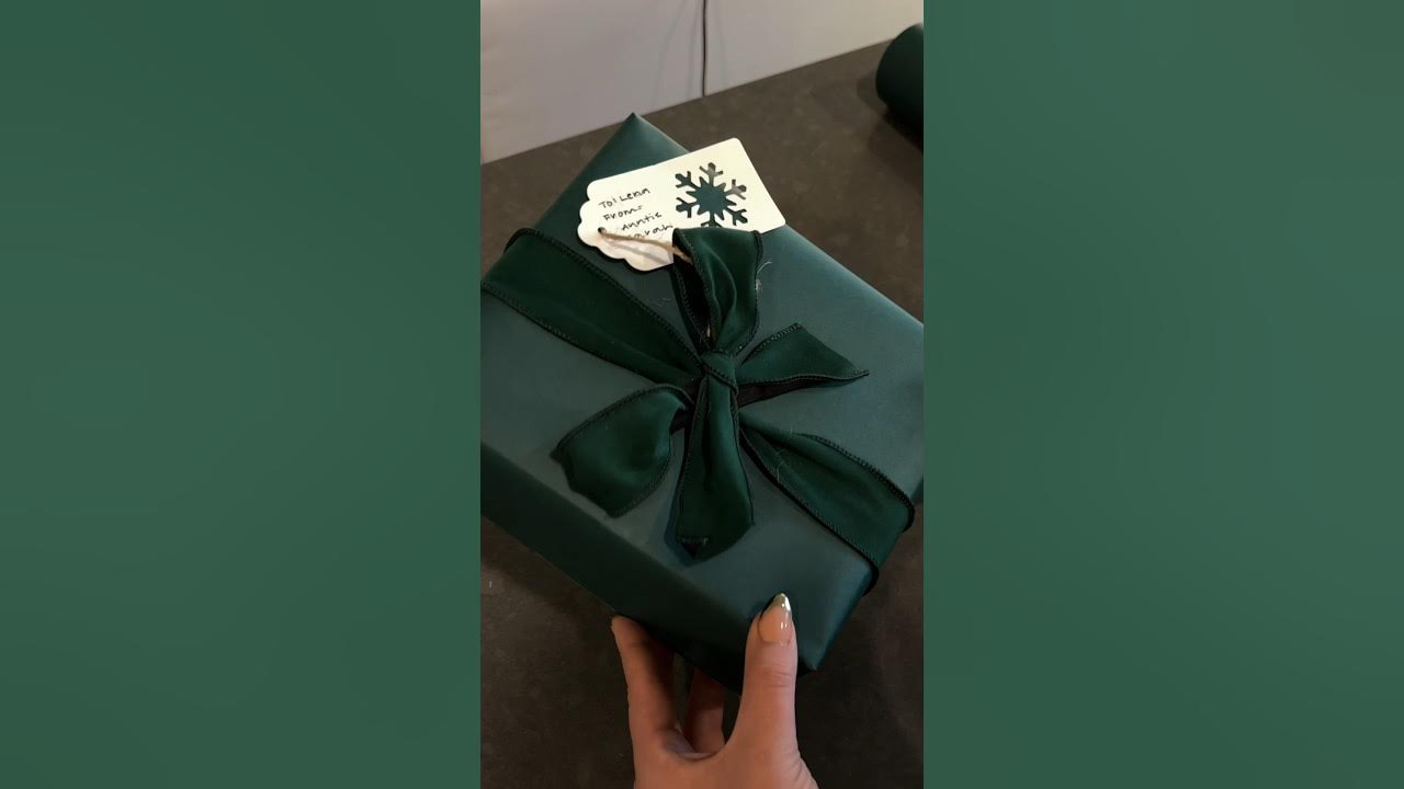 My monochromatic christmas gift theme for this year 🤤🌲 i love it so , monochromatic gift wrapping