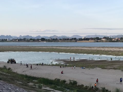 #นครพนม หาดทรายริมแม่น้ำโขง #อำเภอเมืองนครพนม ตรงข้าม#เมืองท่าแขก มีการก่อสร้างอะไรบางอย่าง