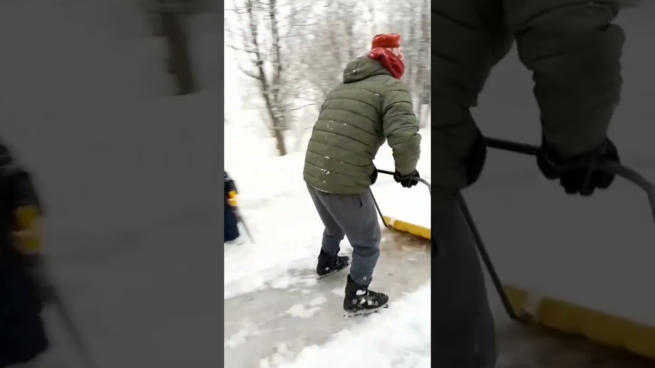 На коньках чистим снег☃️